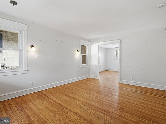 3rd image of 229 Barrington Rd