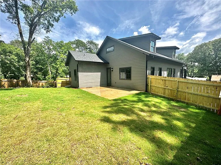 192 Claire Dr SE — Photo 16