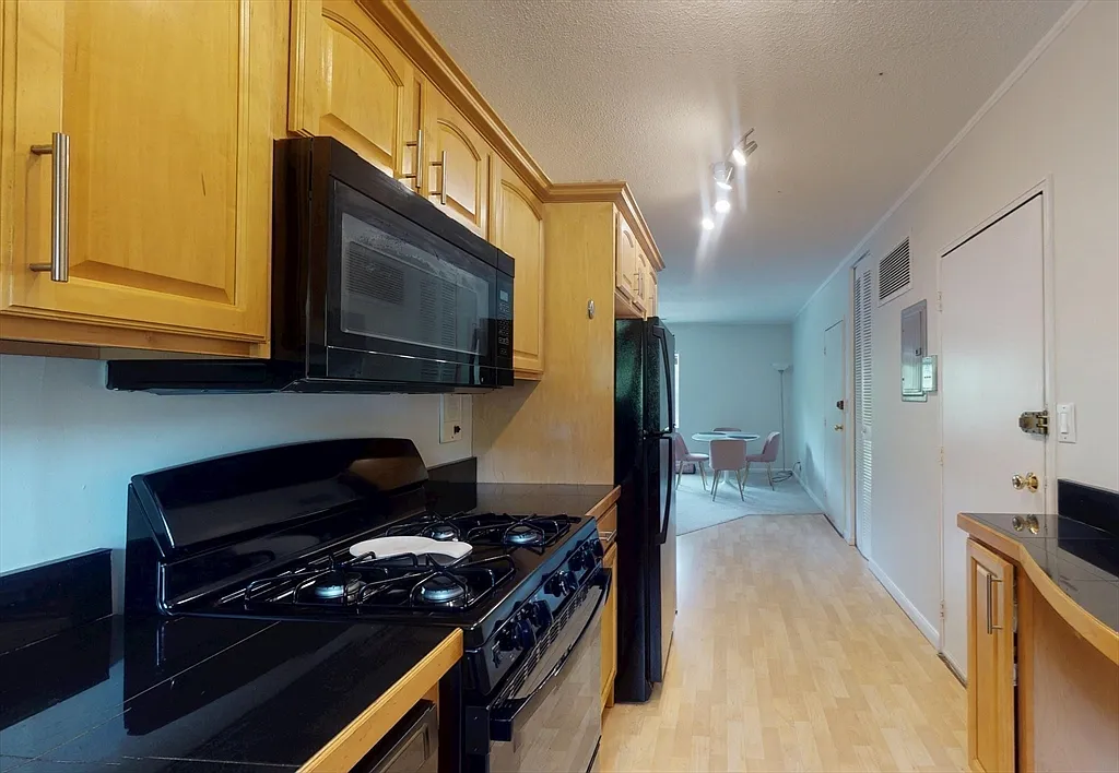 2 bed, 1.0 bath, 825 sqft, $2,700 — Photo 3