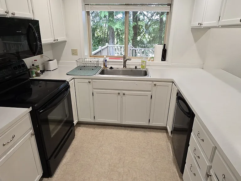 530 NW Carolyn Ln — Photo 8
