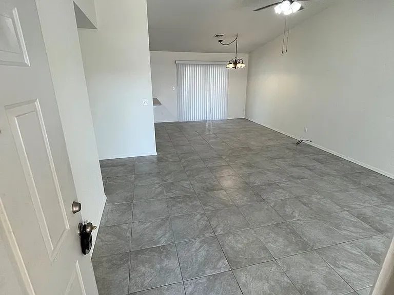 1621 Ash Ave — Photo 3