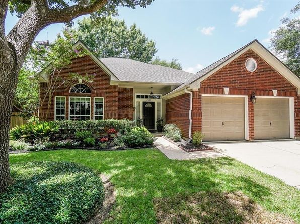 210 Rolling Plains Dr, Sugar Land, TX 77479