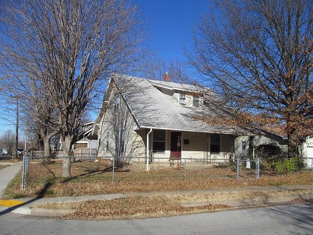 2nd image of 1925 W Lee St
