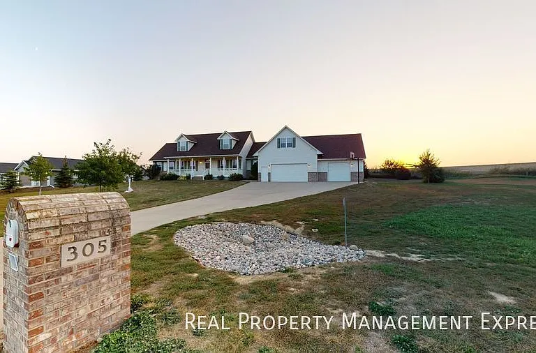 305 E Pine Lake Dr — Photo 2