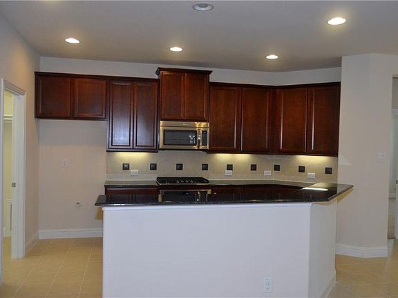 2nd image of 813 Kinghaven Dr