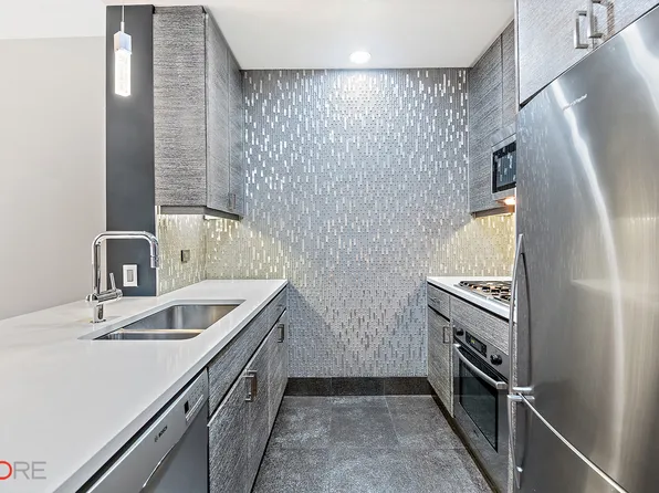 305 West 16th Street image 3 of 13