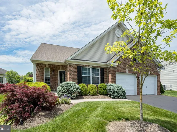 38 Lexington Dr, Pennington, NJ 08534