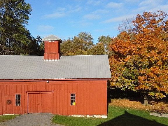 1871 Barn : Very unique barn, heated workshop, storage, second floor w/ antique bowling lane