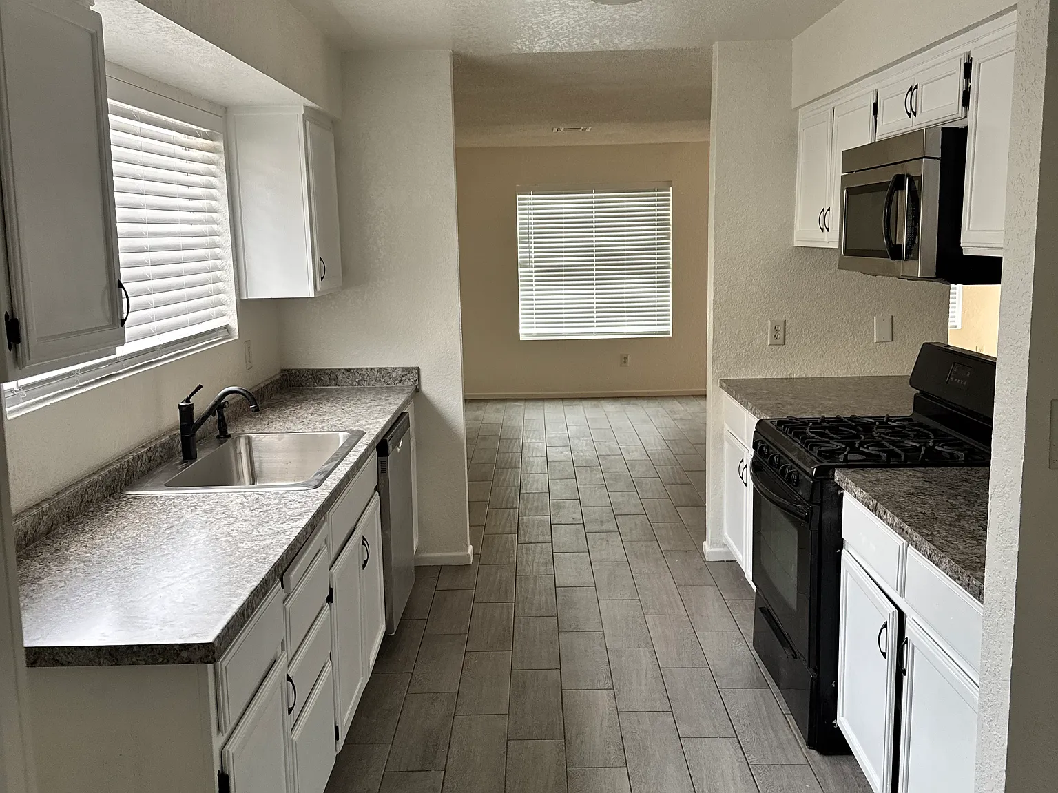 4 bed, 1960 sqft, $1,800 — Photo 3