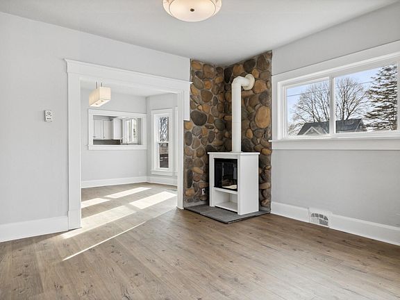 5th image of 411 Oak St