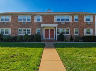 4030 Jerusalem Ave APT 1B, Seaford, NY 11783