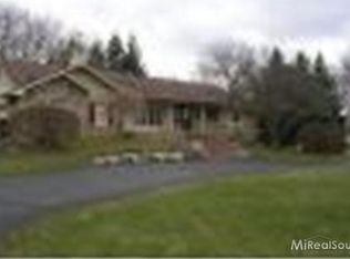 2939 Mohawk Ln, Rochester Hills, MI 48306
