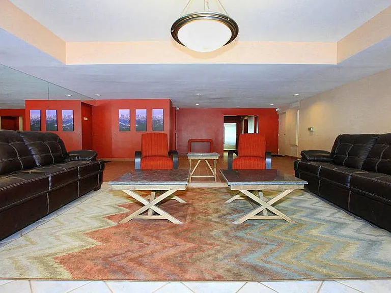 Savoy West Apartments — Photo 10