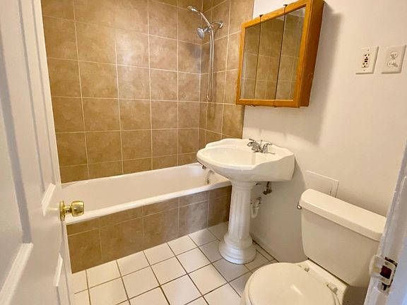 4th image of 1628 W Lunt Ave #G