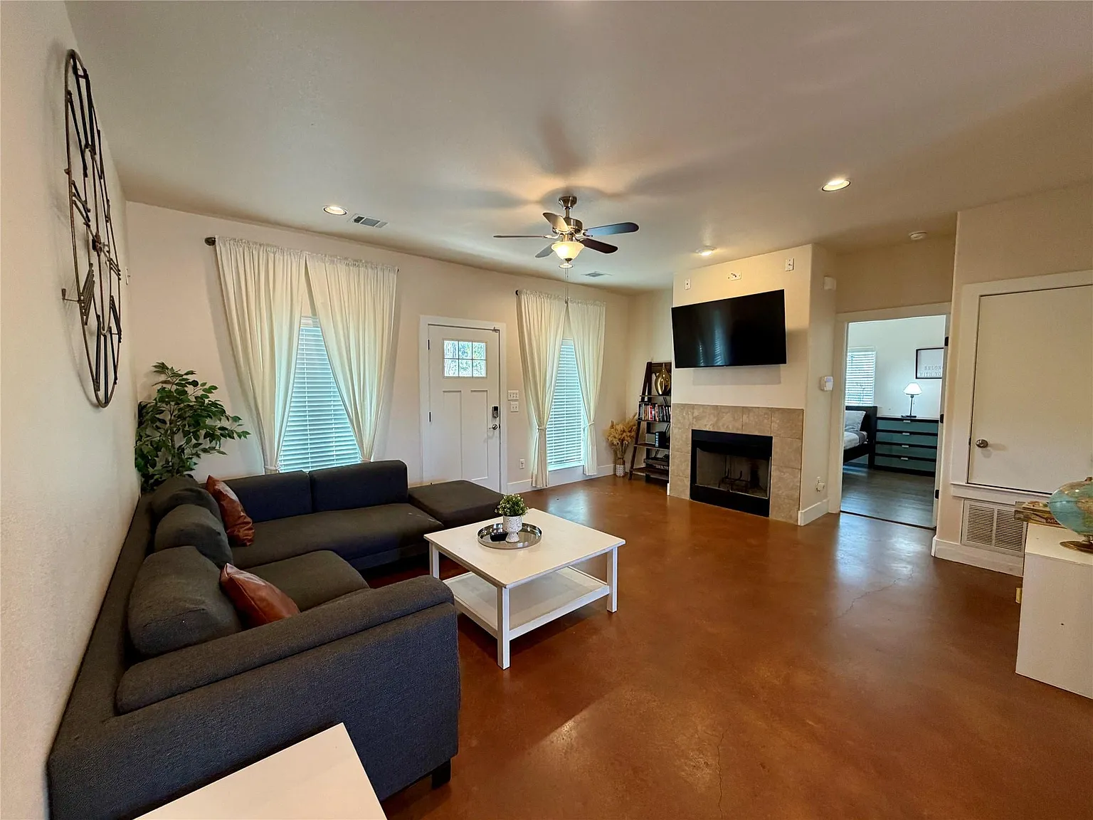 3 bed, 2.0 bath, 1100 sqft, $2,200 — Photo 2