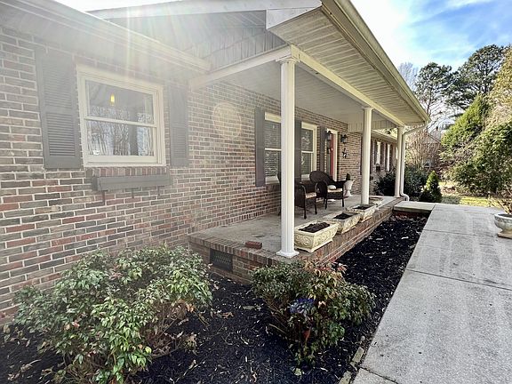 3rd image of 374 Woodcrest Dr