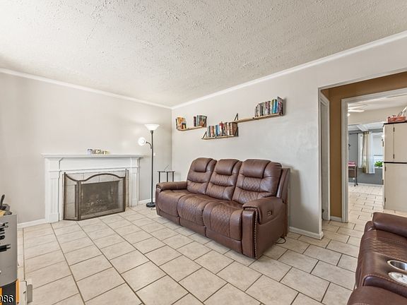 3rd image of 102 Barnsdale Rd