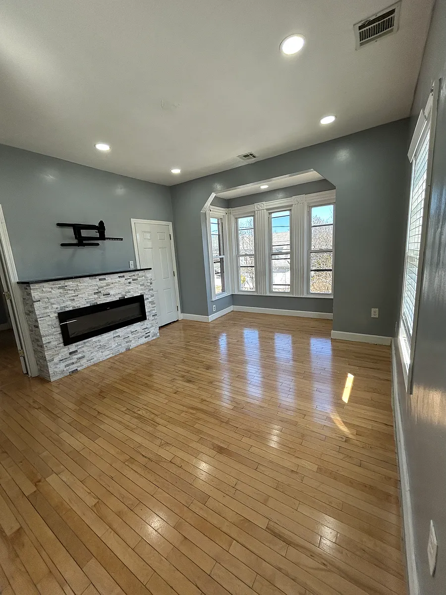 Building Photo - 241 Ash St #2