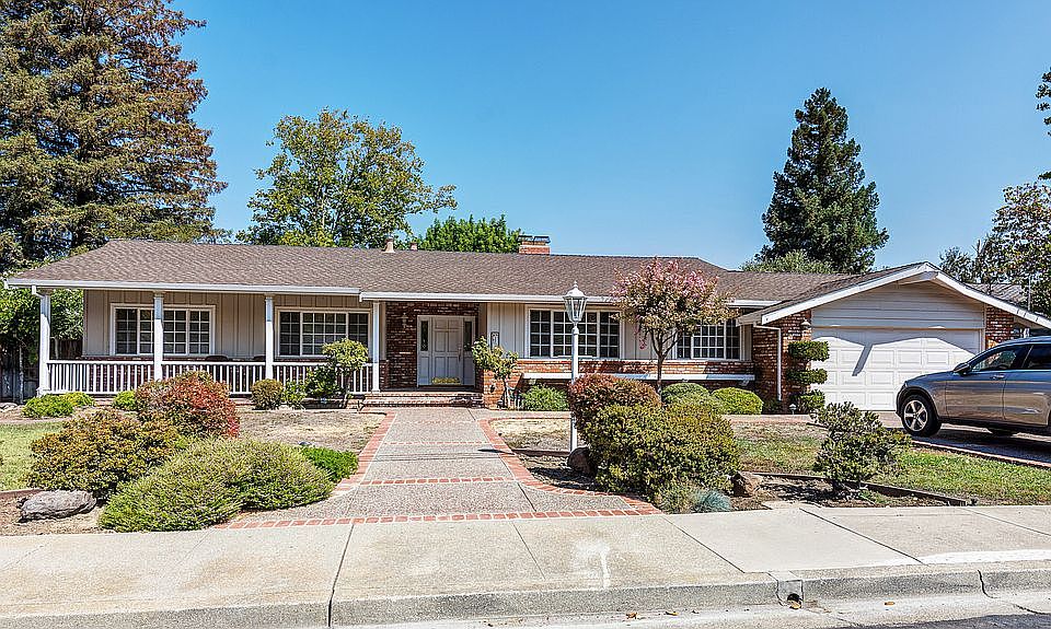 2nd image of 2308 Lomond Ln