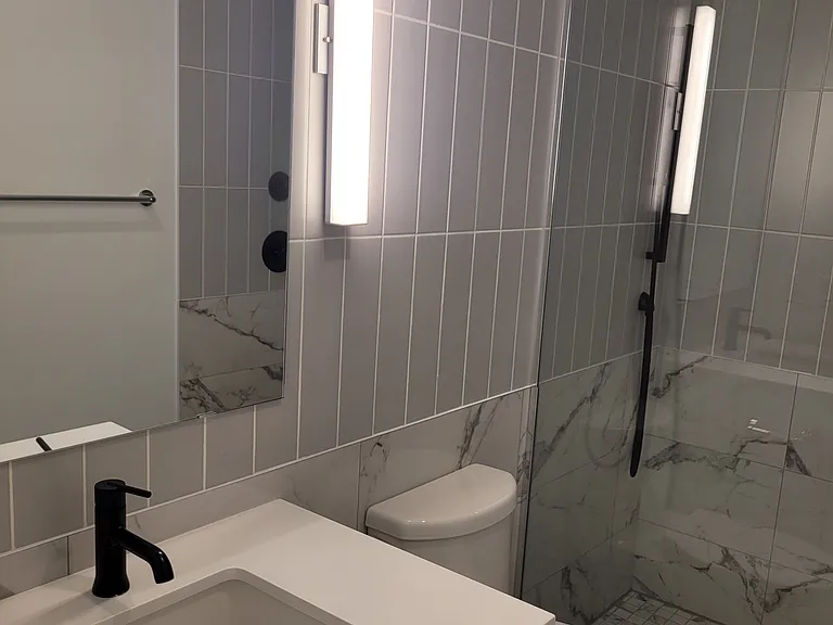 327 King St W #1301 — Photo 19