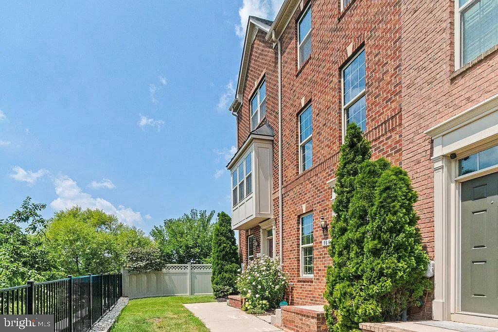 2 bed, 2.5 bath, 1524 sqft, $2,600 — Photo 4