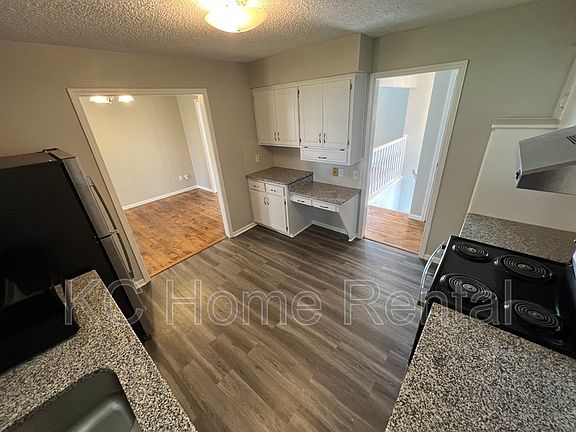 4th image of 537 NE Summit Dr