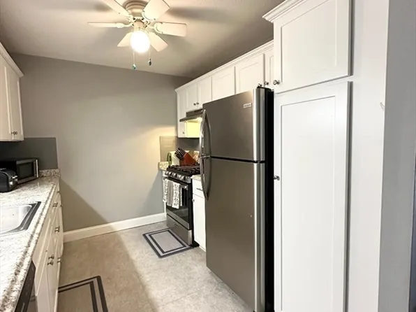 3 Greenbriar Dr APT 204, North Reading, MA 01864