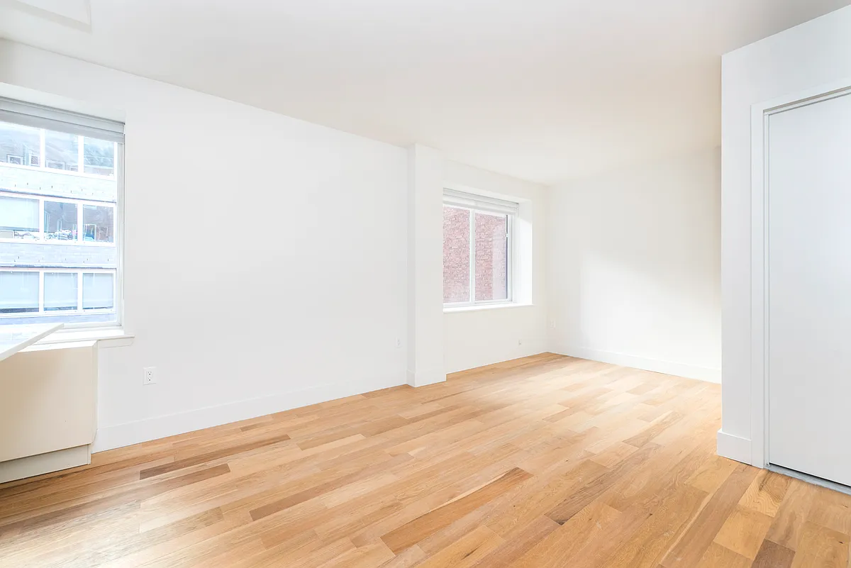 Building Photo - 101 E 10th St #4G