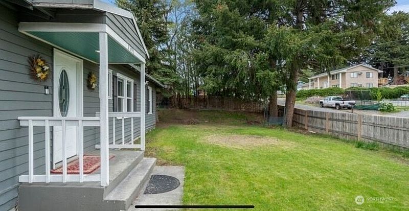 3rd image of 1591 3rd Street NE