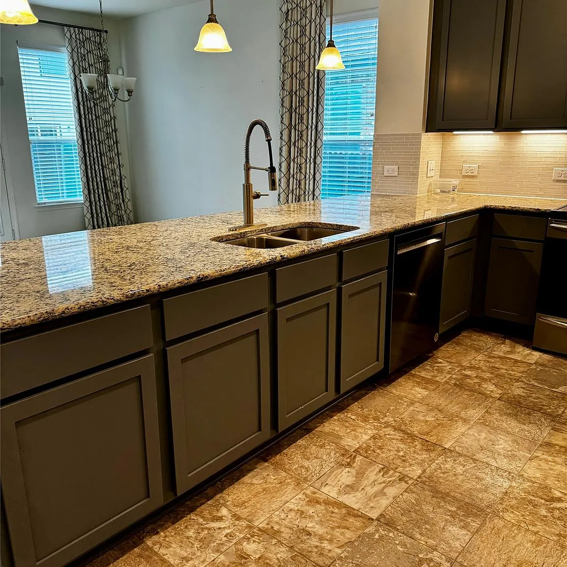 4 bed, 2.0 bath, 1678 sqft, $2,300 — Photo 3