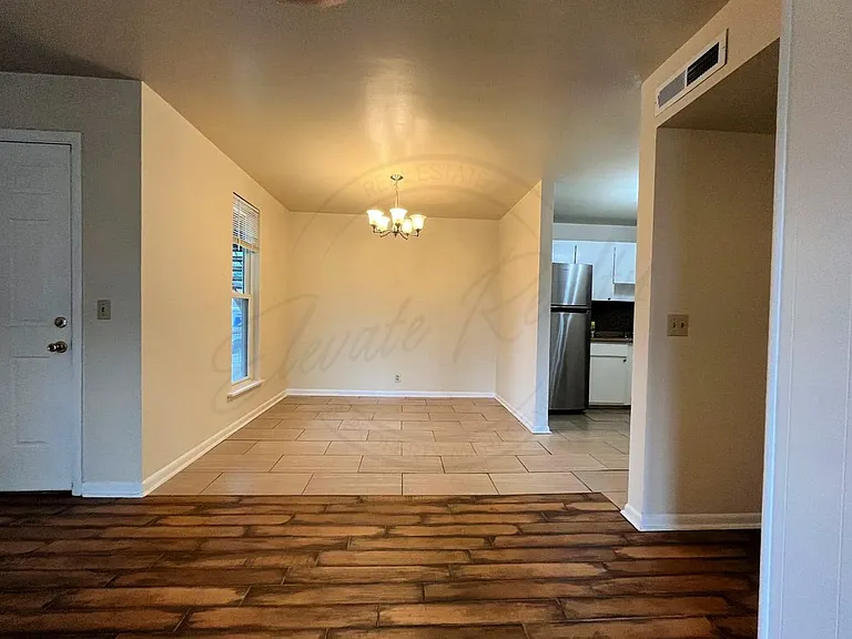 555 N Dupont Ave #B42 — Photo 4