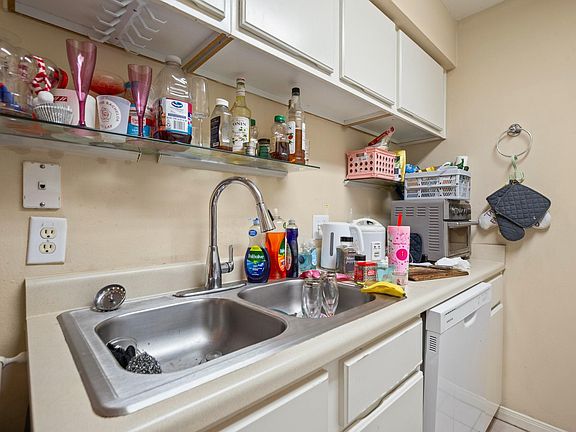 4th image of 501 W 26th St APT 304