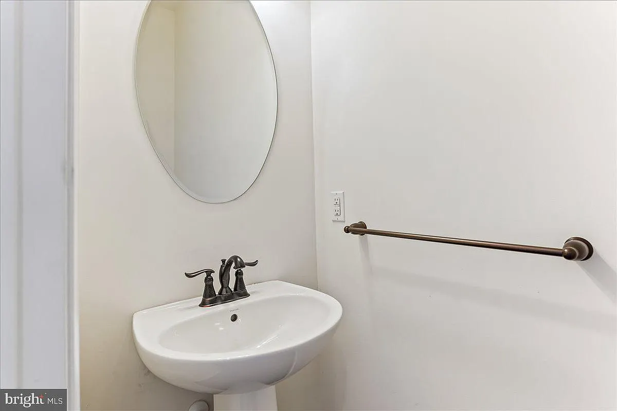 3 bed, 3.5 bath, 2476 sqft, $3,325 — Photo 3
