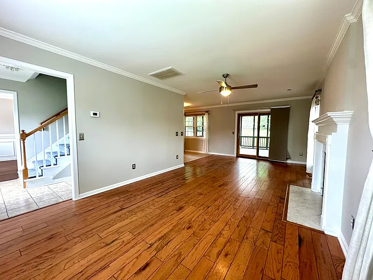 8425 Hirsch Dr — Photo 13