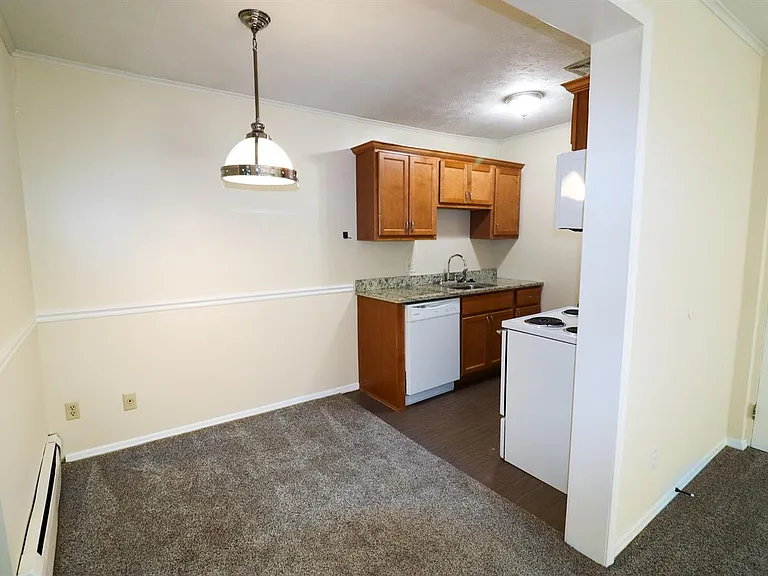 302 Oak Street — Photo 4