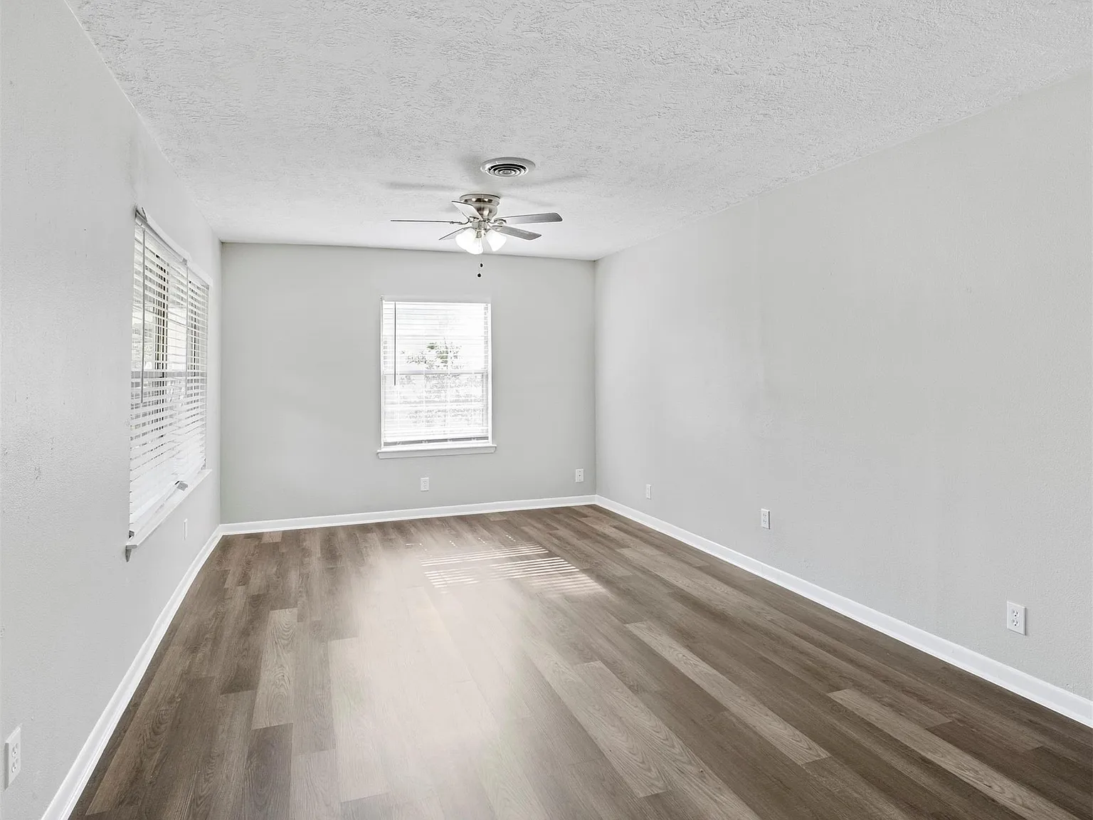 3 bed, 1.0 bath, 1725 sqft, $2,300 — Photo 4