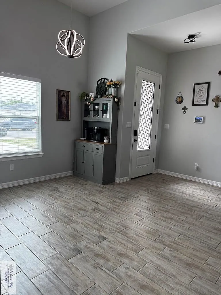 3 bed, 2.0 bath, 1468 sqft, $2,100 — Photo 2