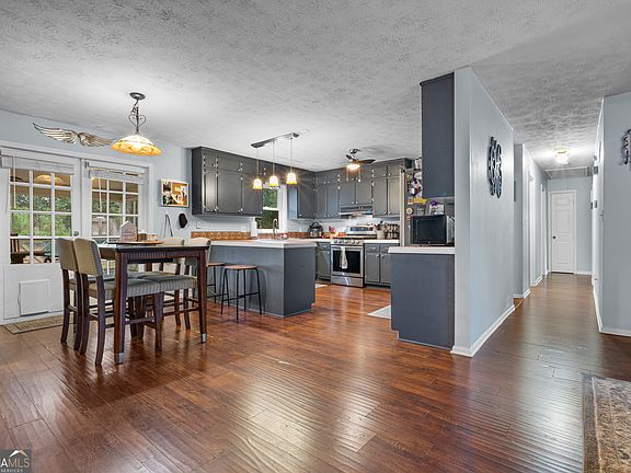 2nd image of 861 Bonner Rd