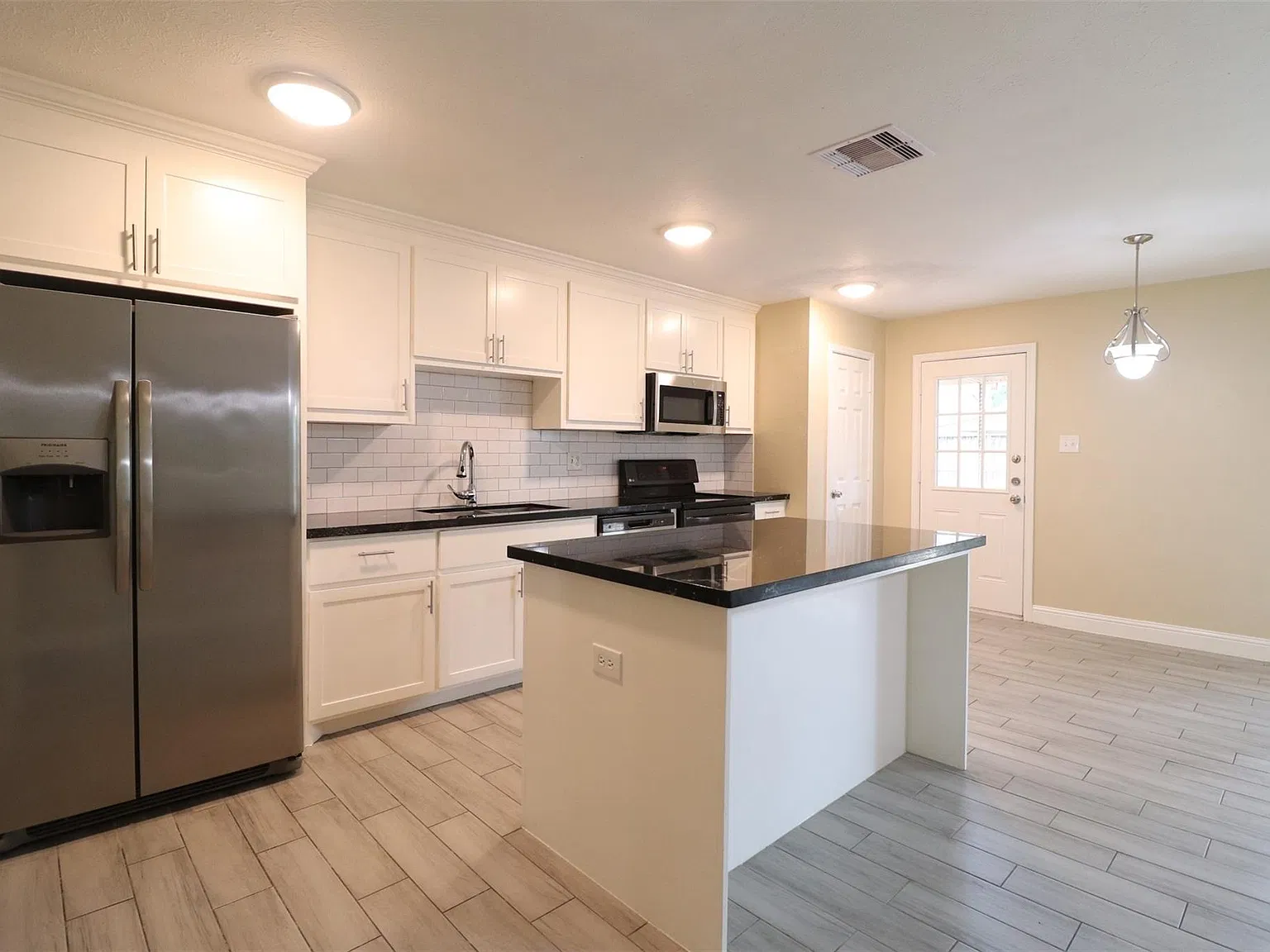 3 bed, 2.0 bath, 1452 sqft, $1,850 — Photo 2
