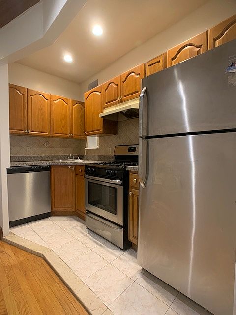 1st image of 550 Henry St APT 3
