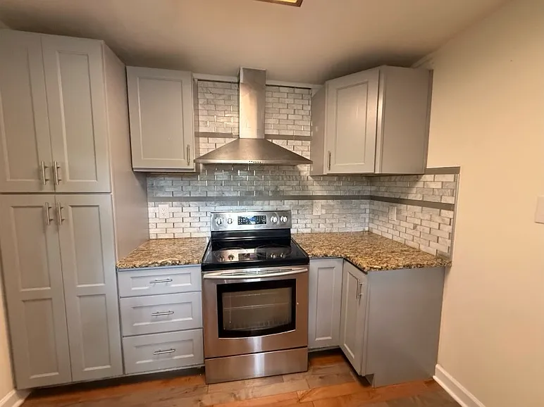 607 East Elm Street - 1 — Photo 2