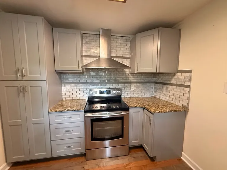 607 E Elm St — Photo 2