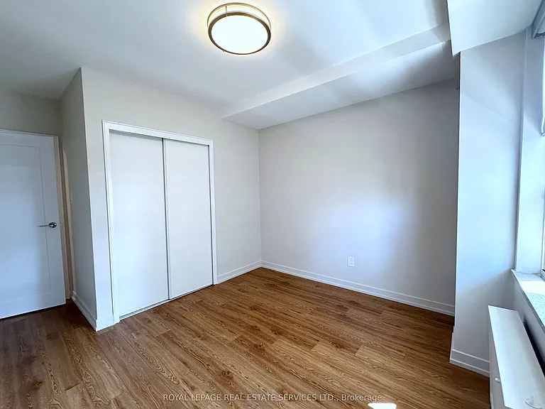 565 Avenue Rd #706 — Photo 11