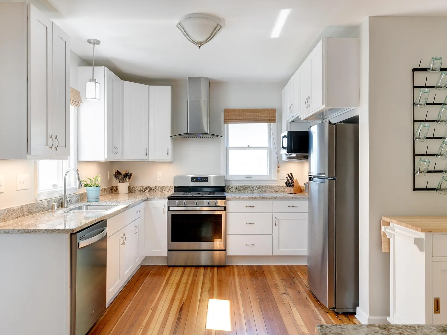 2 bed, 900 sqft, $1,900 — Photo 2