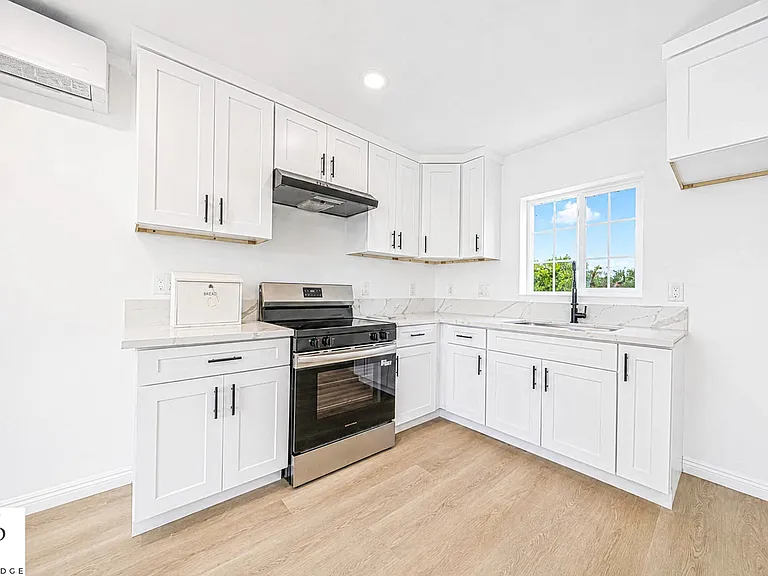 1428 W 59th St #3/4 — Photo 20