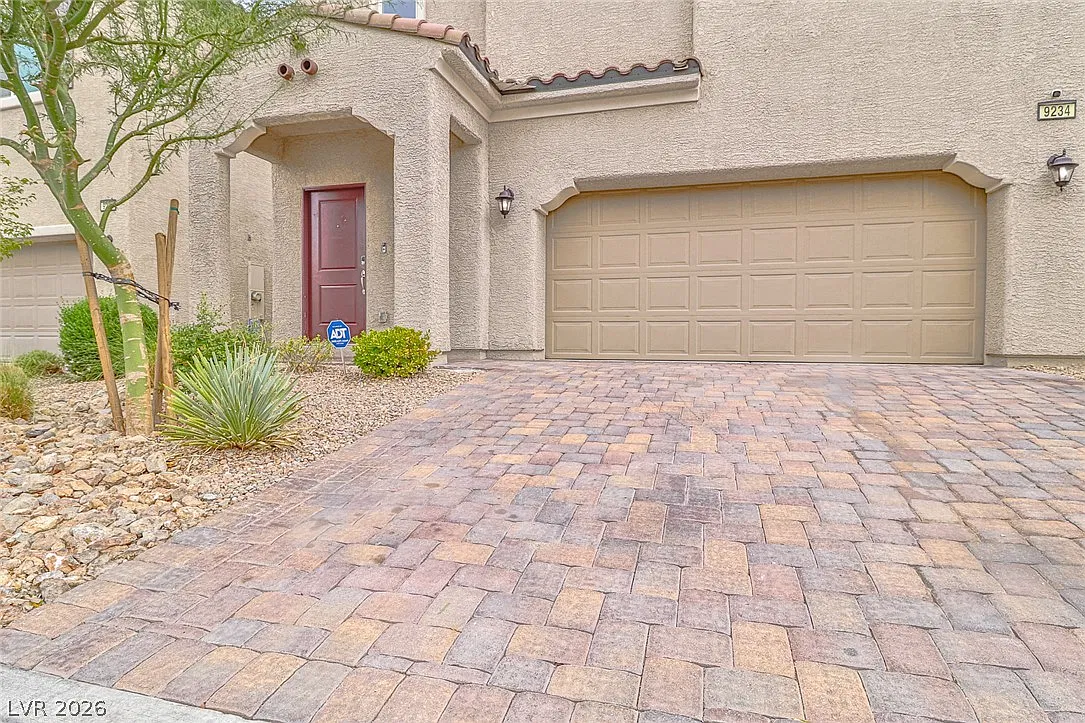 3 bed, 2.5 bath, 2051 sqft, $2,400 — Photo 3