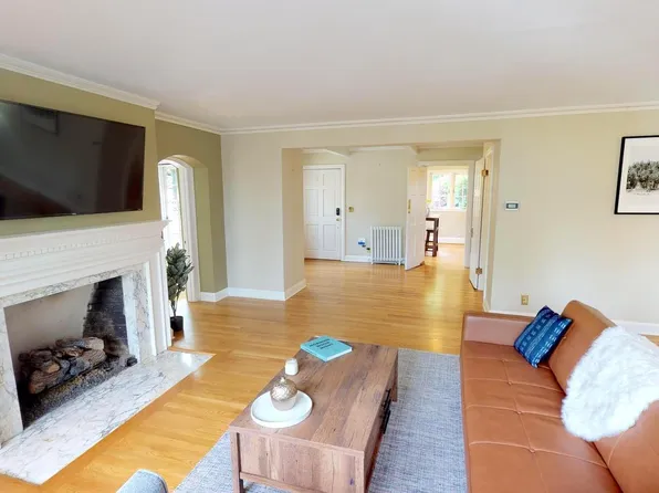 2371 SW Montgomery Dr, Portland, OR 97201