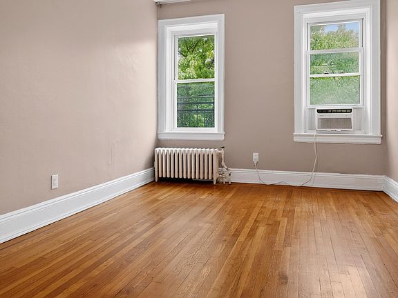 4th image of 122 W 39th St APT D1
