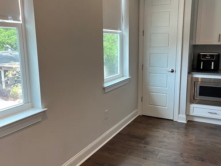 209 S Moody Ave — Photo 2