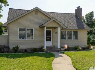 154 Tremont St, Westbury, NY 11590